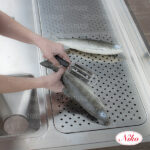 Fish preparation table with opening for the waste - Image 3